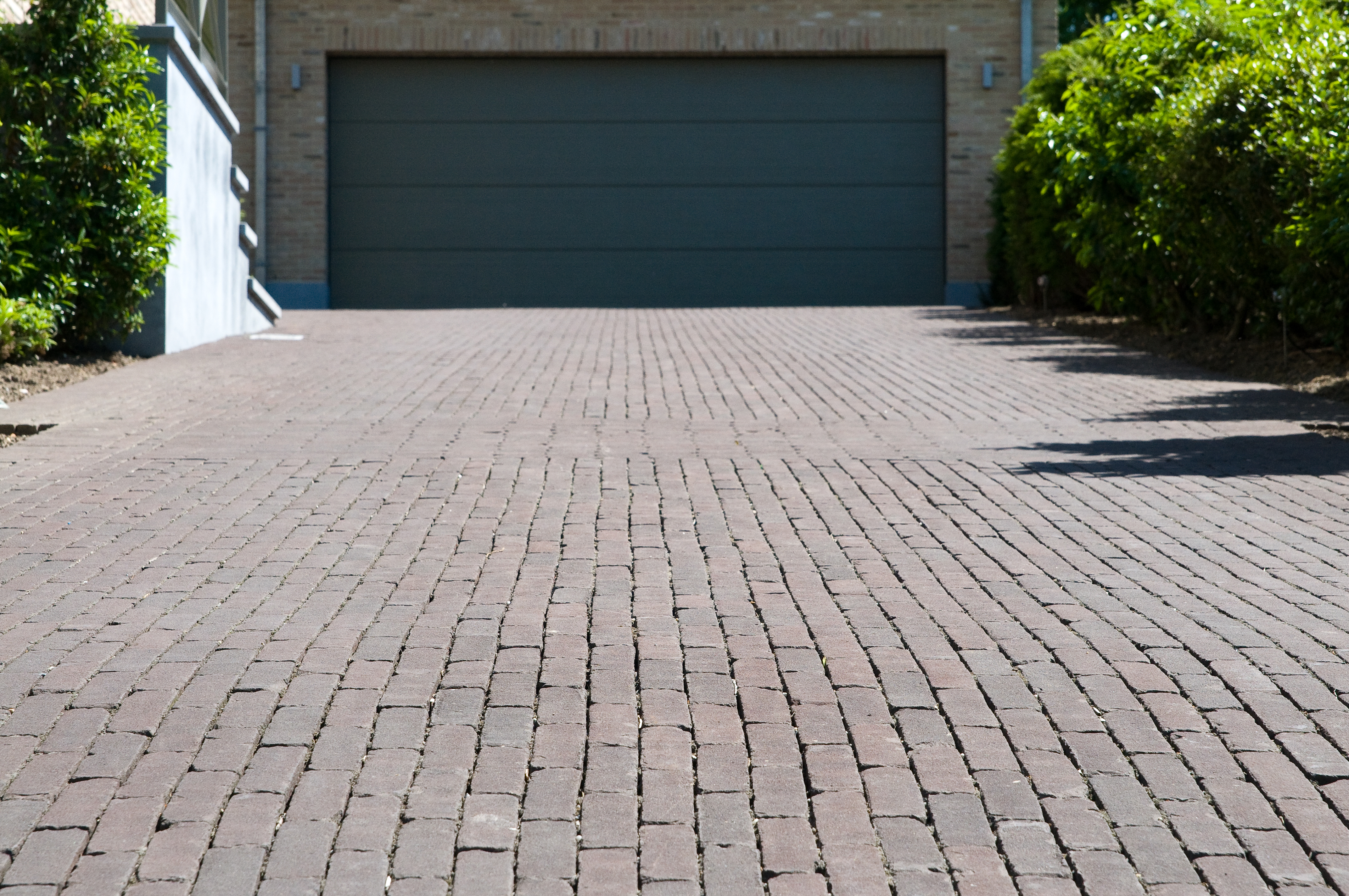 Front steps to a house with grey pavers and flagstone.